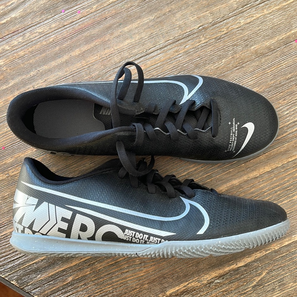 Men’s size 7.5 Nike indoor soccer cleats